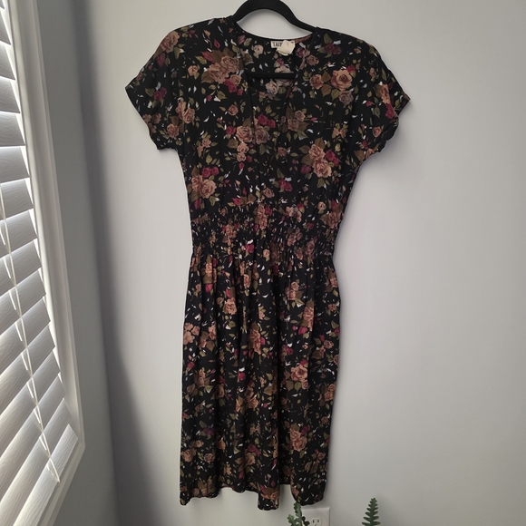 taurus Dresses & Skirts - Vintage 80's Chic Floral Midi Dress in Black